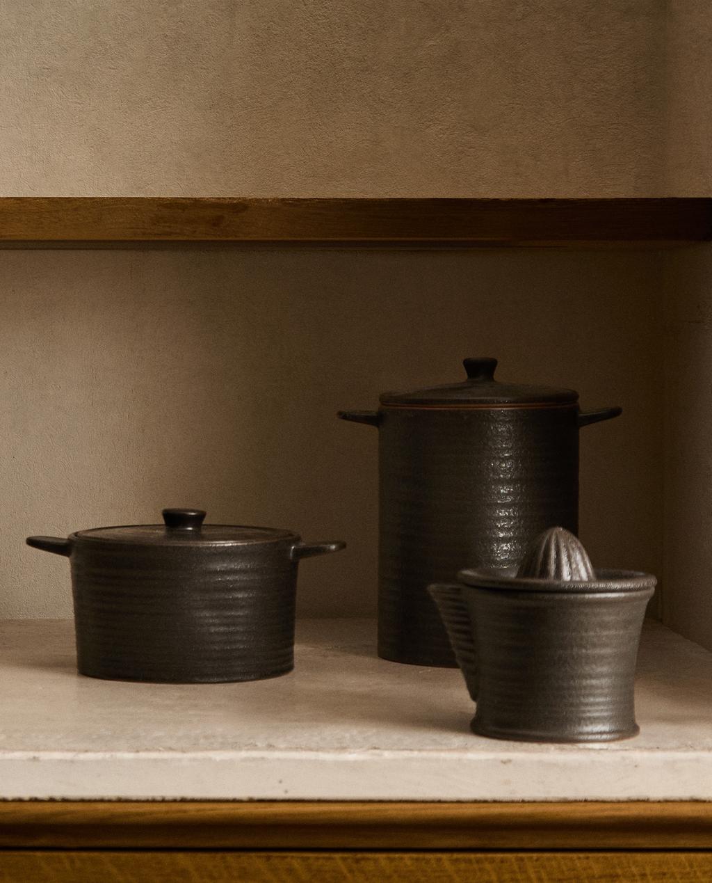 STONEWARE TABLEWARE WITH RAISED DETAILS