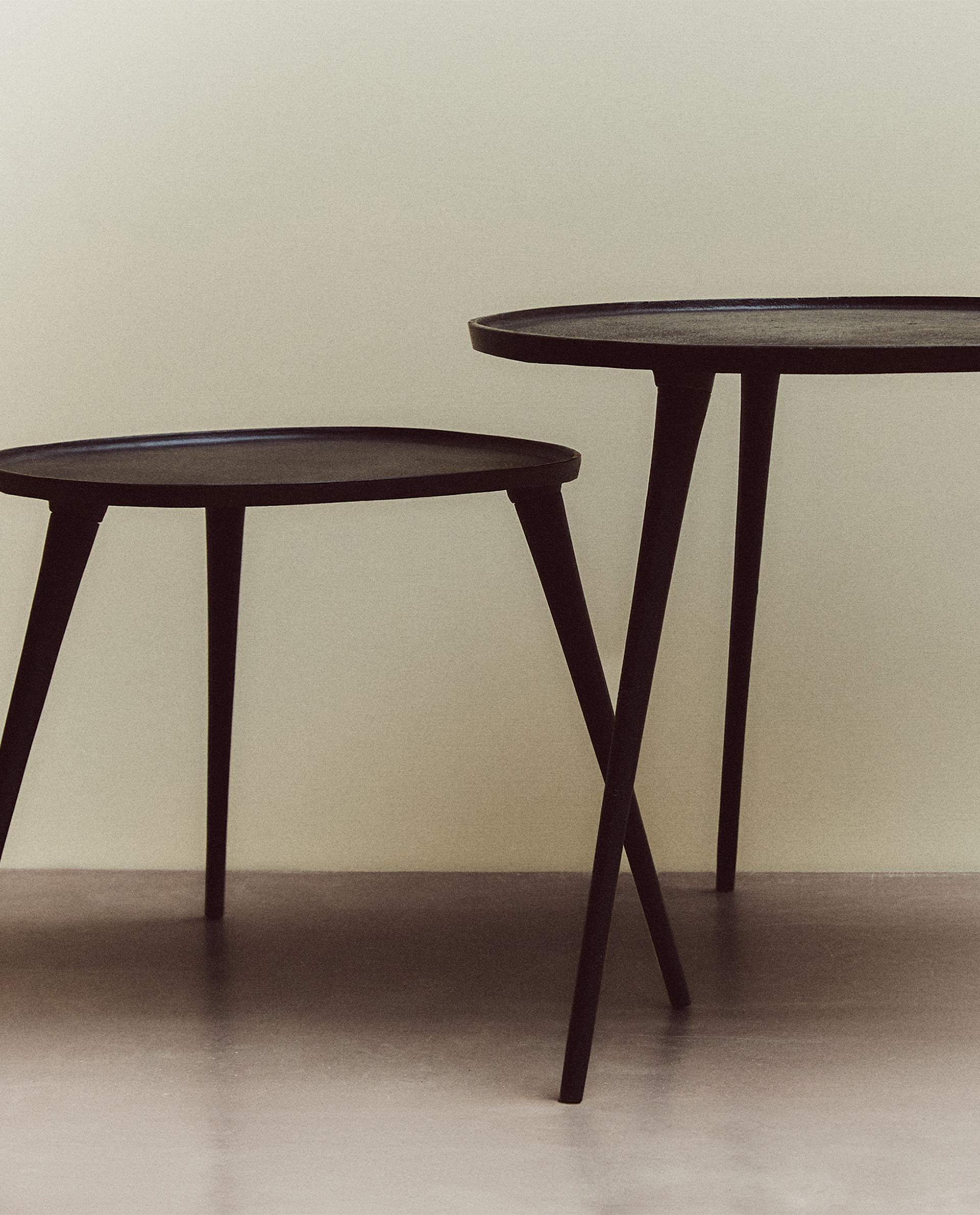 طاولة جانبية بمظهر معدني طاولة جانبية بمظهر معدني