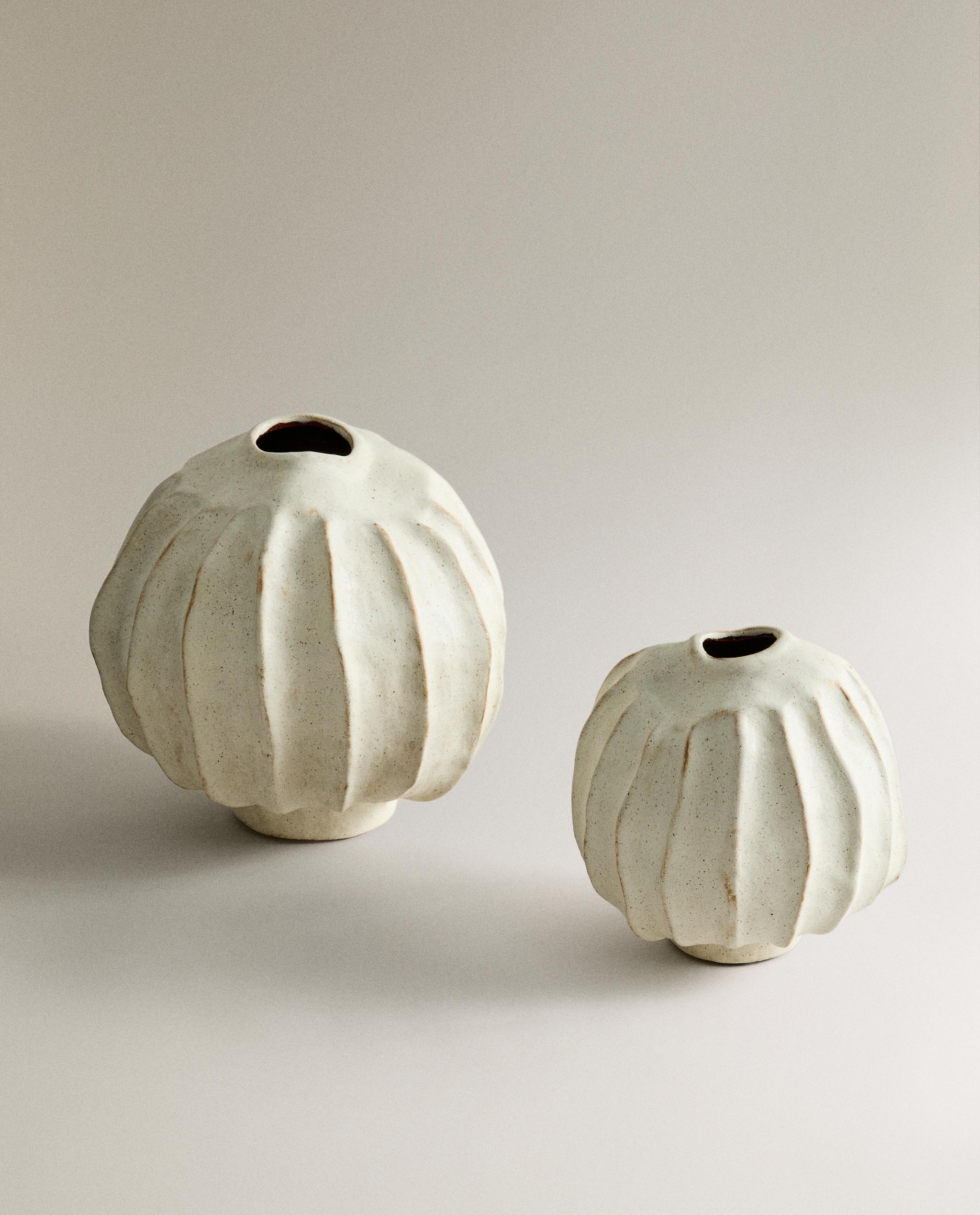 DECORATIVE ROUND CERAMIC VASE product thumbnail 6