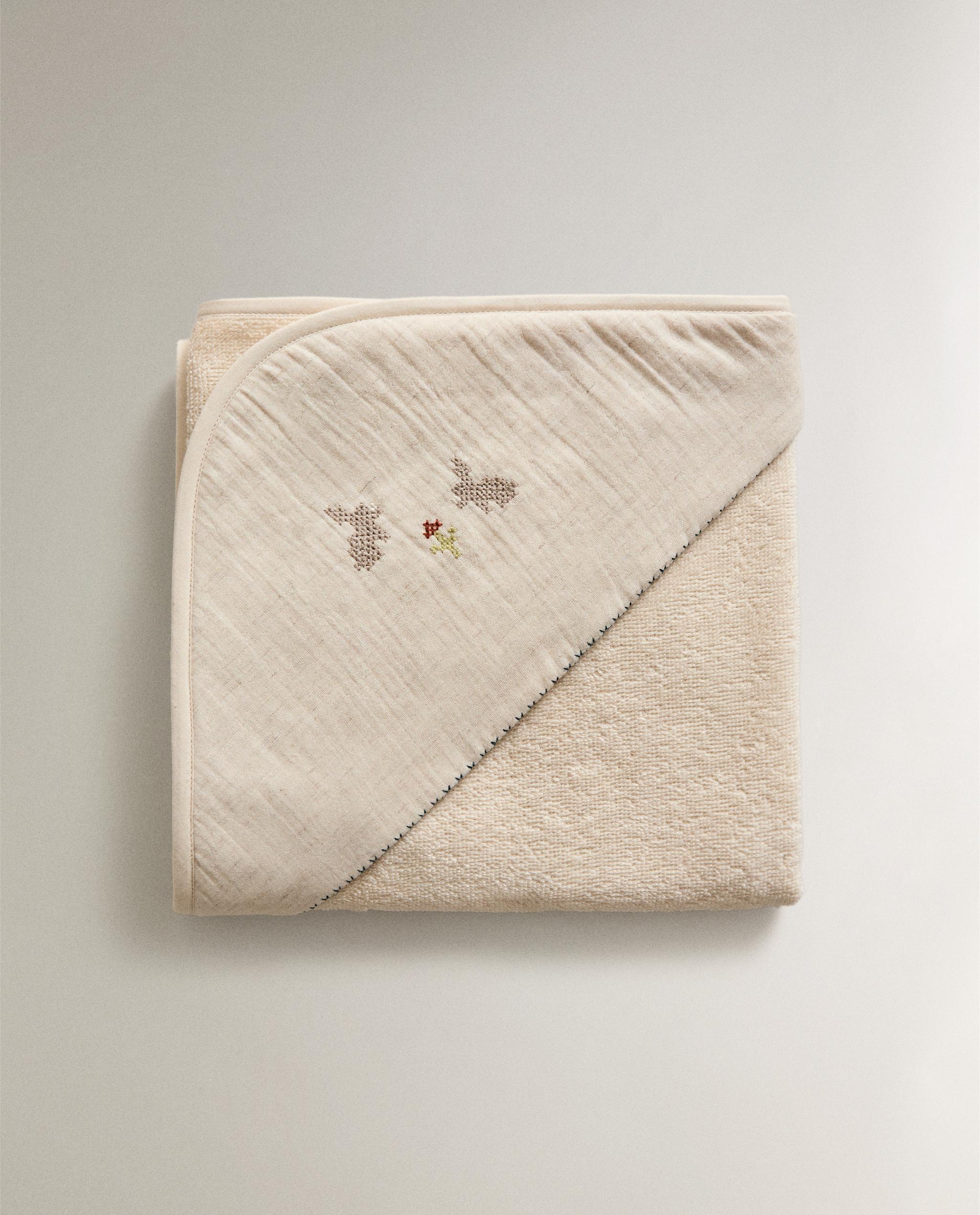 EMBROIDERED HOODED BABY TOWEL product thumbnail 4