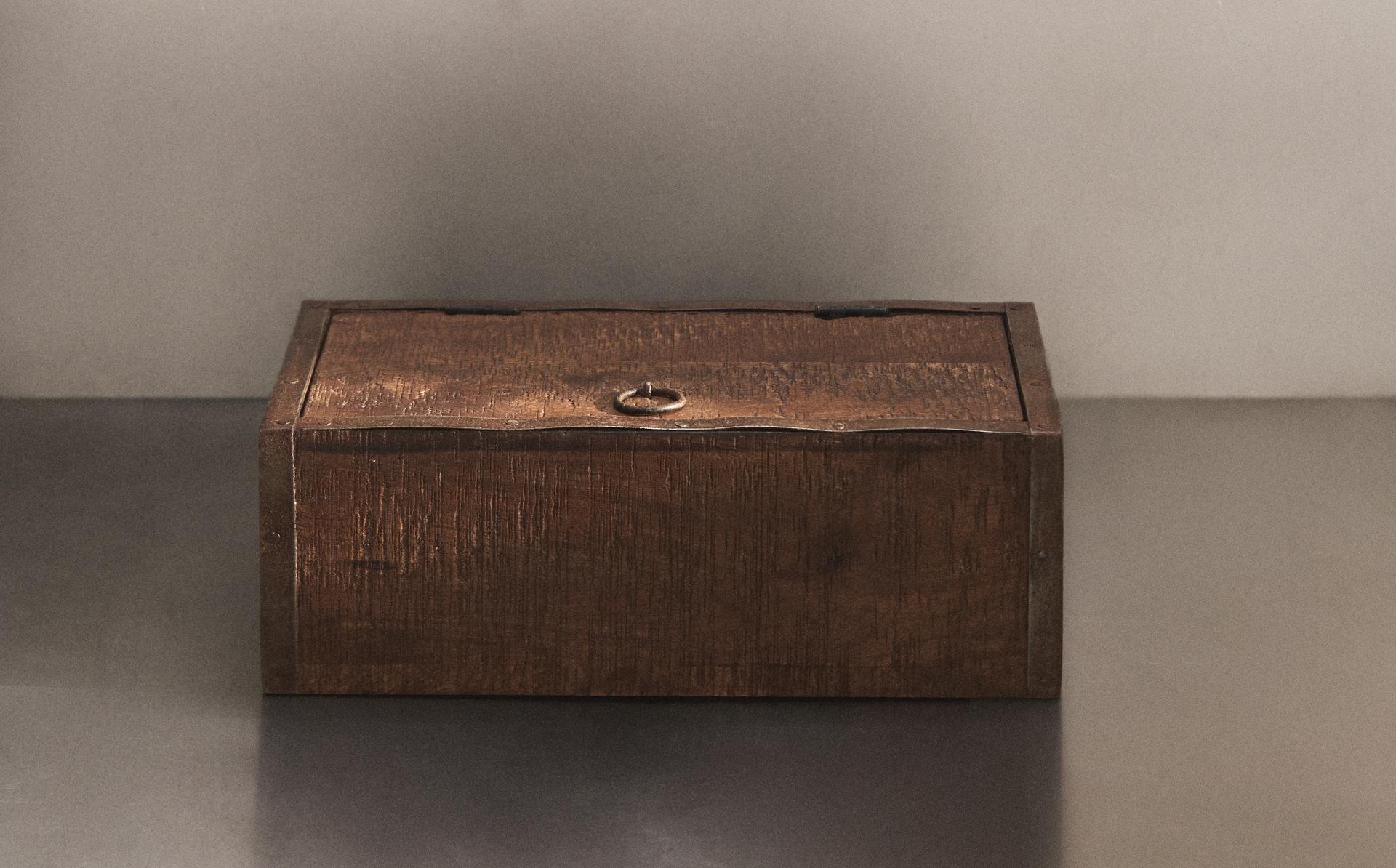 ANTIQUE-FINISH WOODEN BOX ANTIQUE-FINISH WOODEN BOX