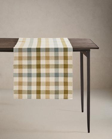 ТИШЛАЙФЕР ЗА МАСА ОТ ФИНО РИПСЕНО КАДИФЕ НА КАРЕТА