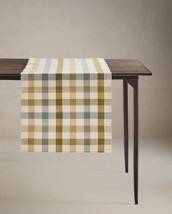 ТИШЛАЙФЕР ЗА МАСА ОТ ФИНО РИПСЕНО КАДИФЕ НА КАРЕТА