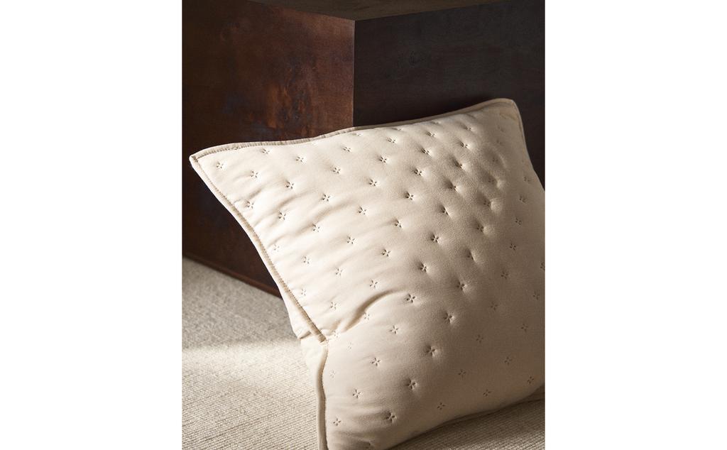 QUILTED CUSHION COVER WITH DOTS QUILTED CUSHION COVER WITH DOTS
