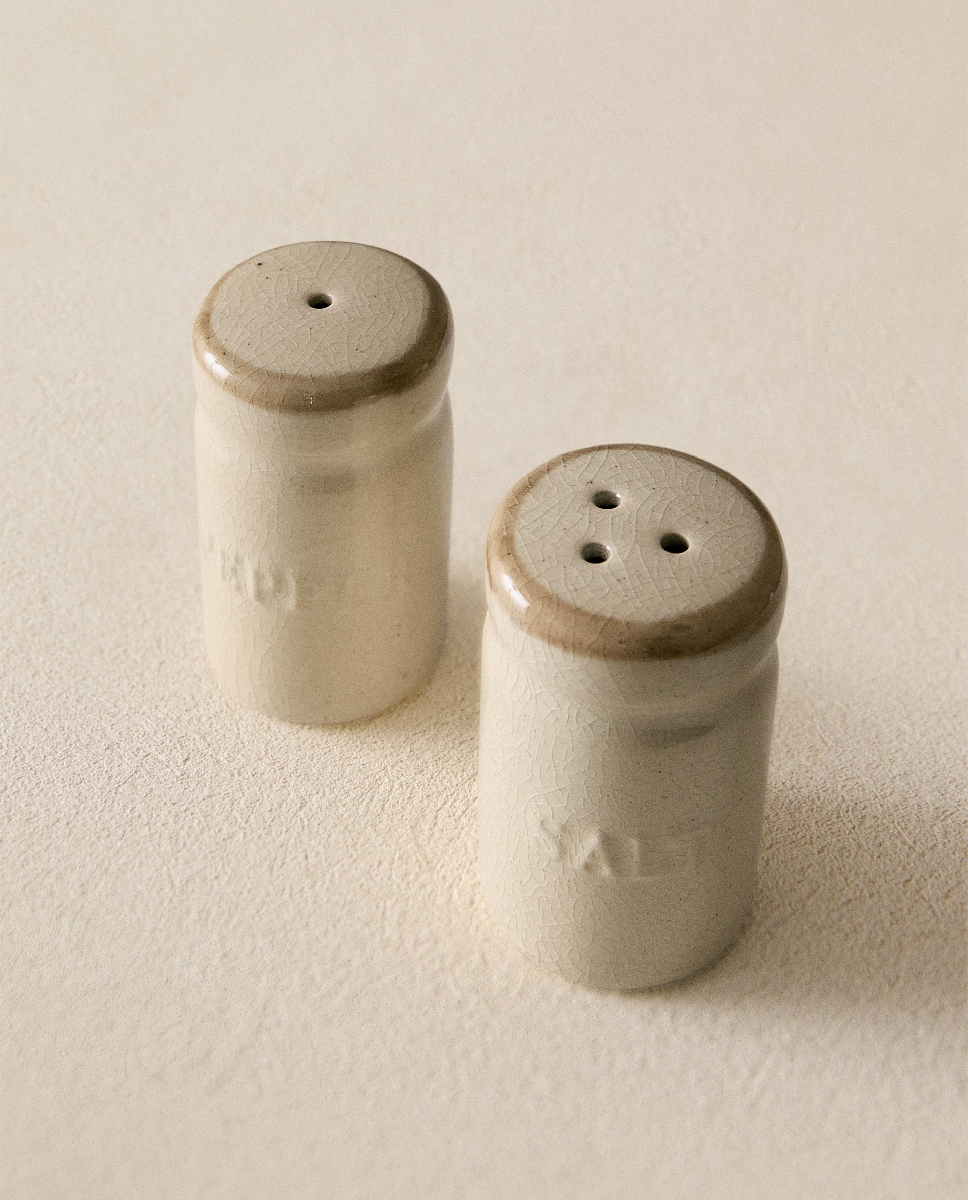 STONEWARE SALT AND PEPPER SHAKER SET