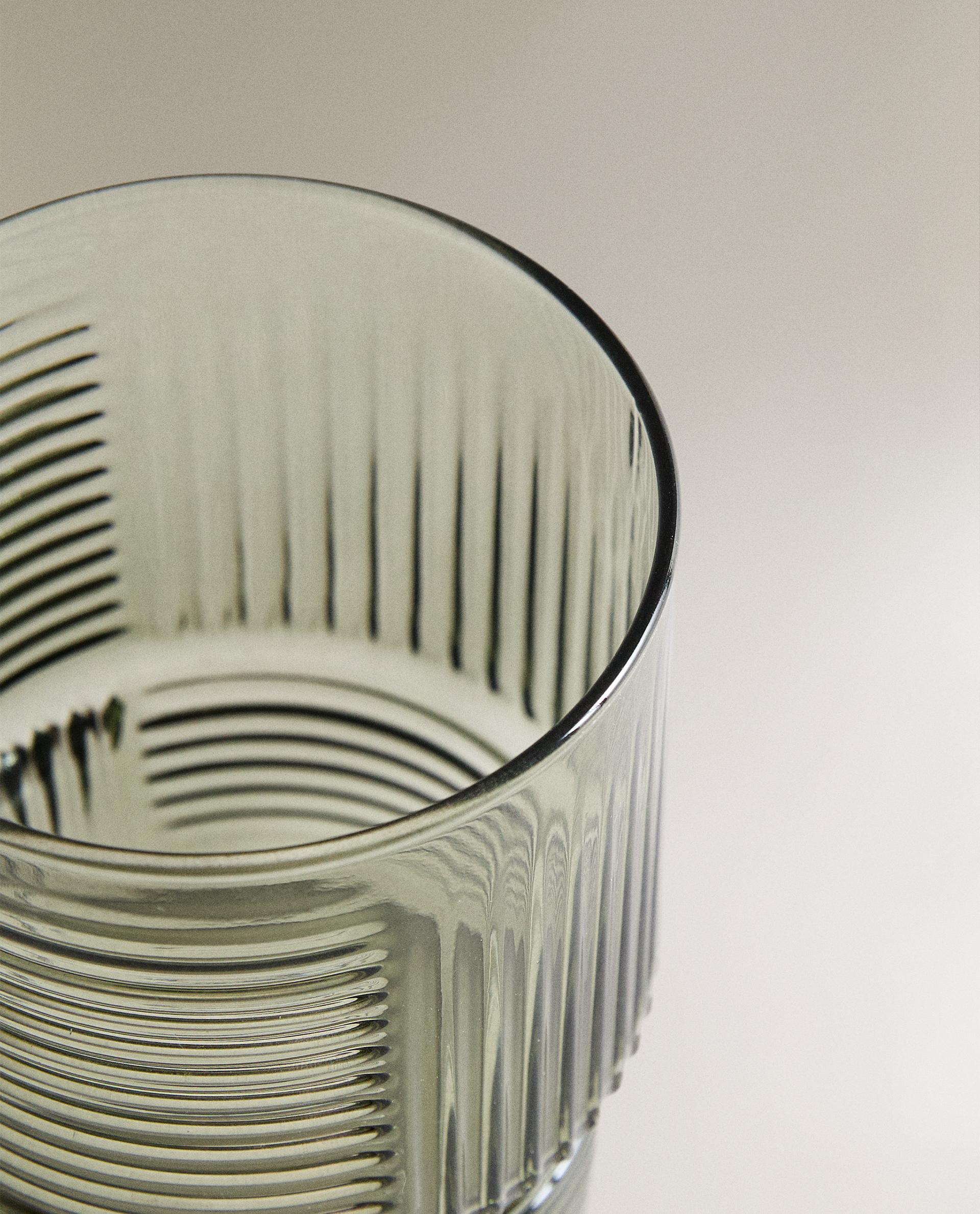 GLAS MIT LINIEN