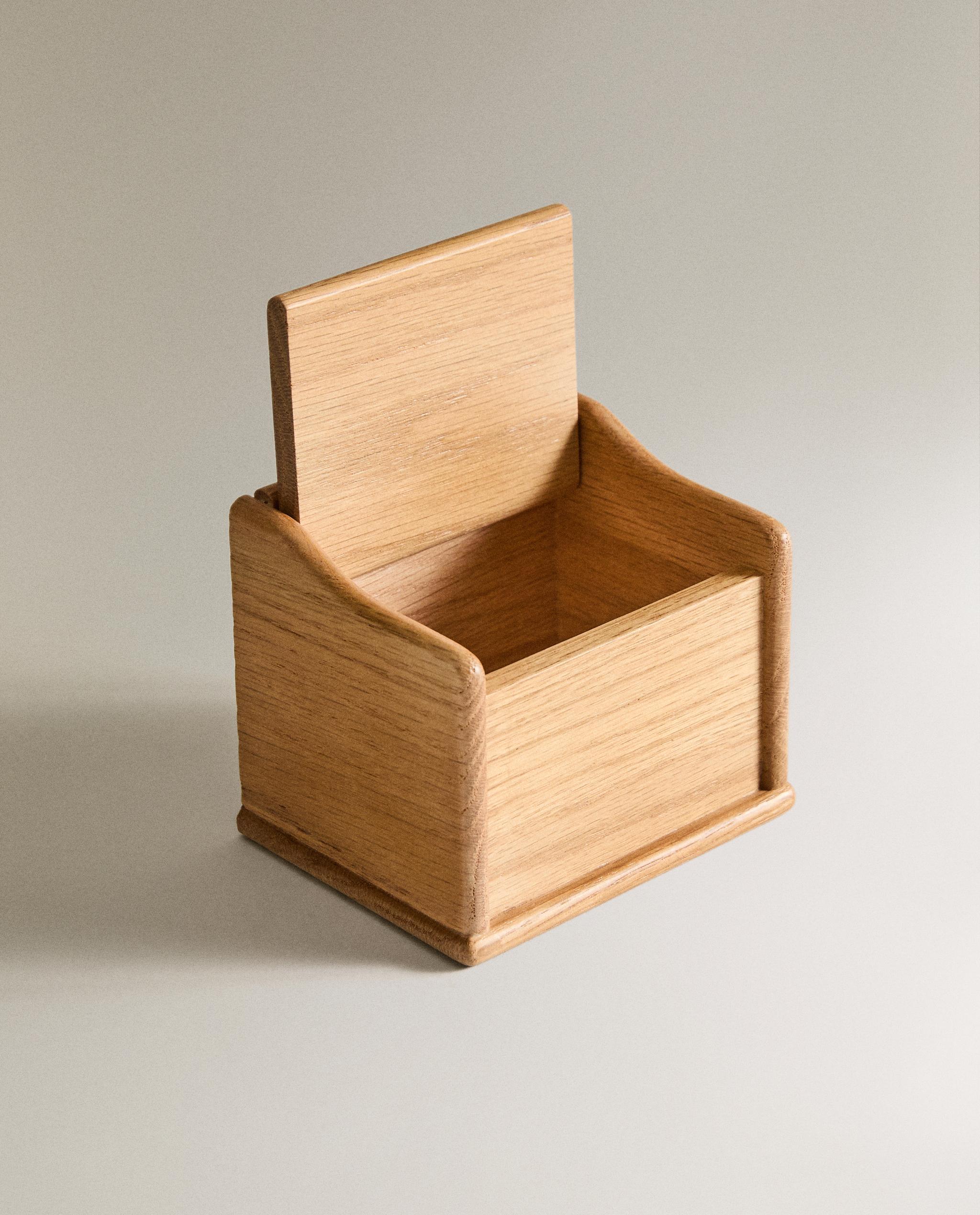 OAK WOOD SALT SHAKER WITH LID product thumbnail 3