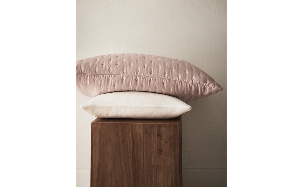 PLAIN QUILTED CUSHION COVER WITH KNOTS