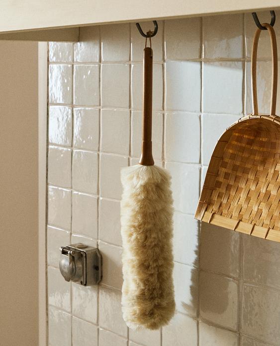 FEATHER DUSTER WITH WOODEN HANDLE