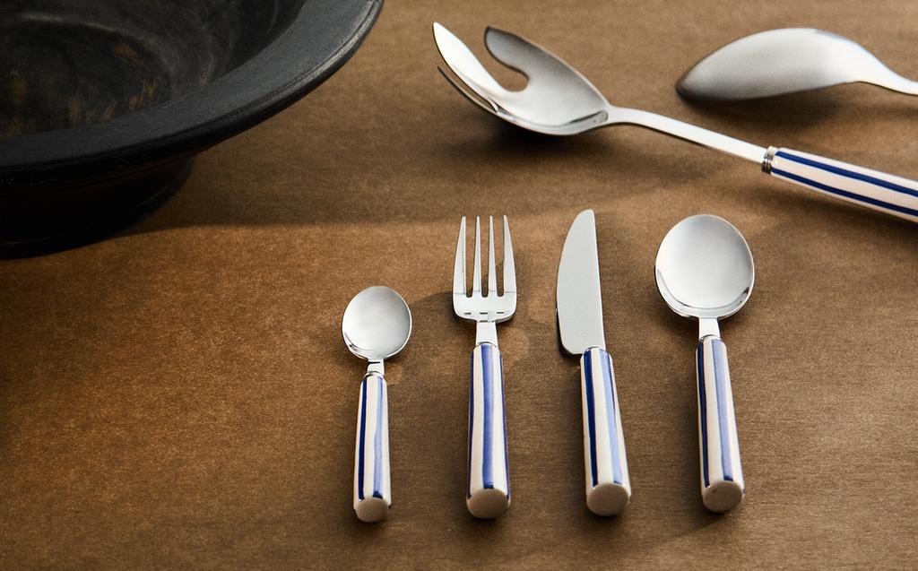 CUTLERY SET WITH LINED HANDLE