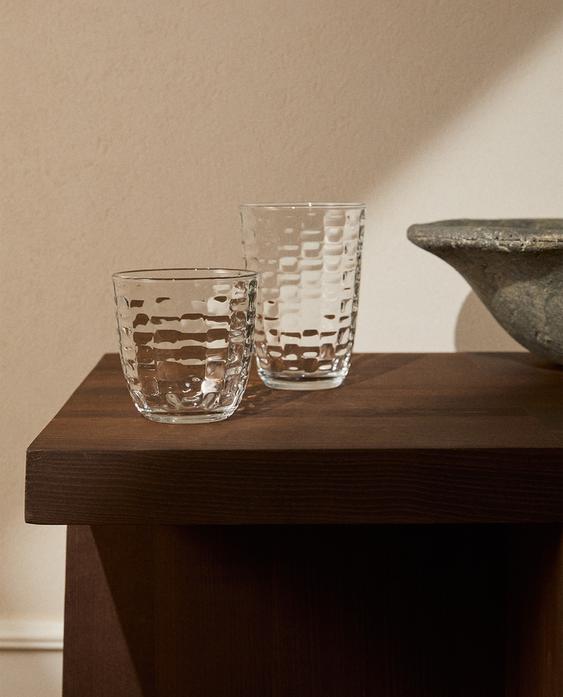GLAZENSET MET VIERKANTENMOTIEF IN RELIËF
