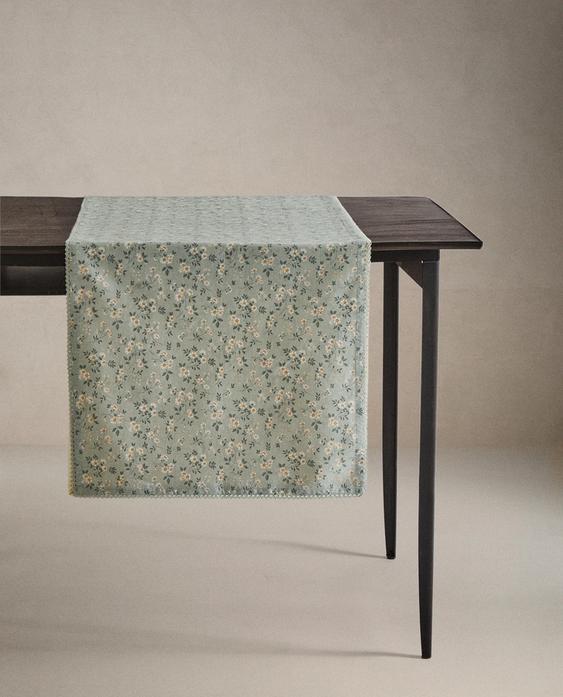 BIEŻNIK STOŁOWY W DZIKIE KWIATY Z KORONKOWYM WYKOŃCZENIEM BIEŻNIK STOŁOWY W DZIKIE KWIATY Z KORONKOWYM WYKOŃCZENIEM