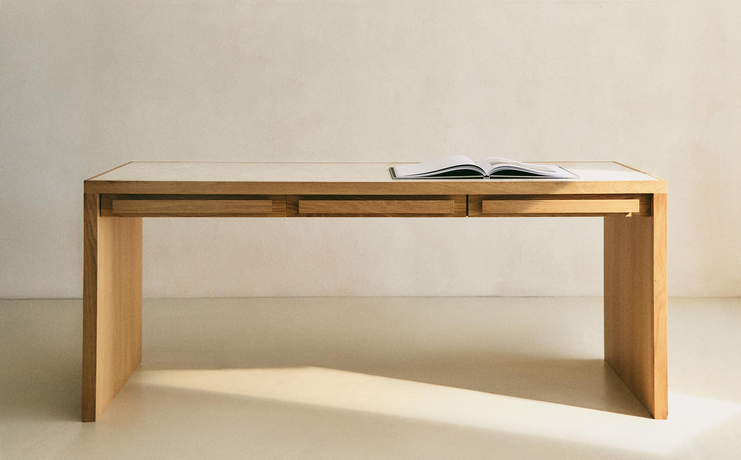DESK 02
