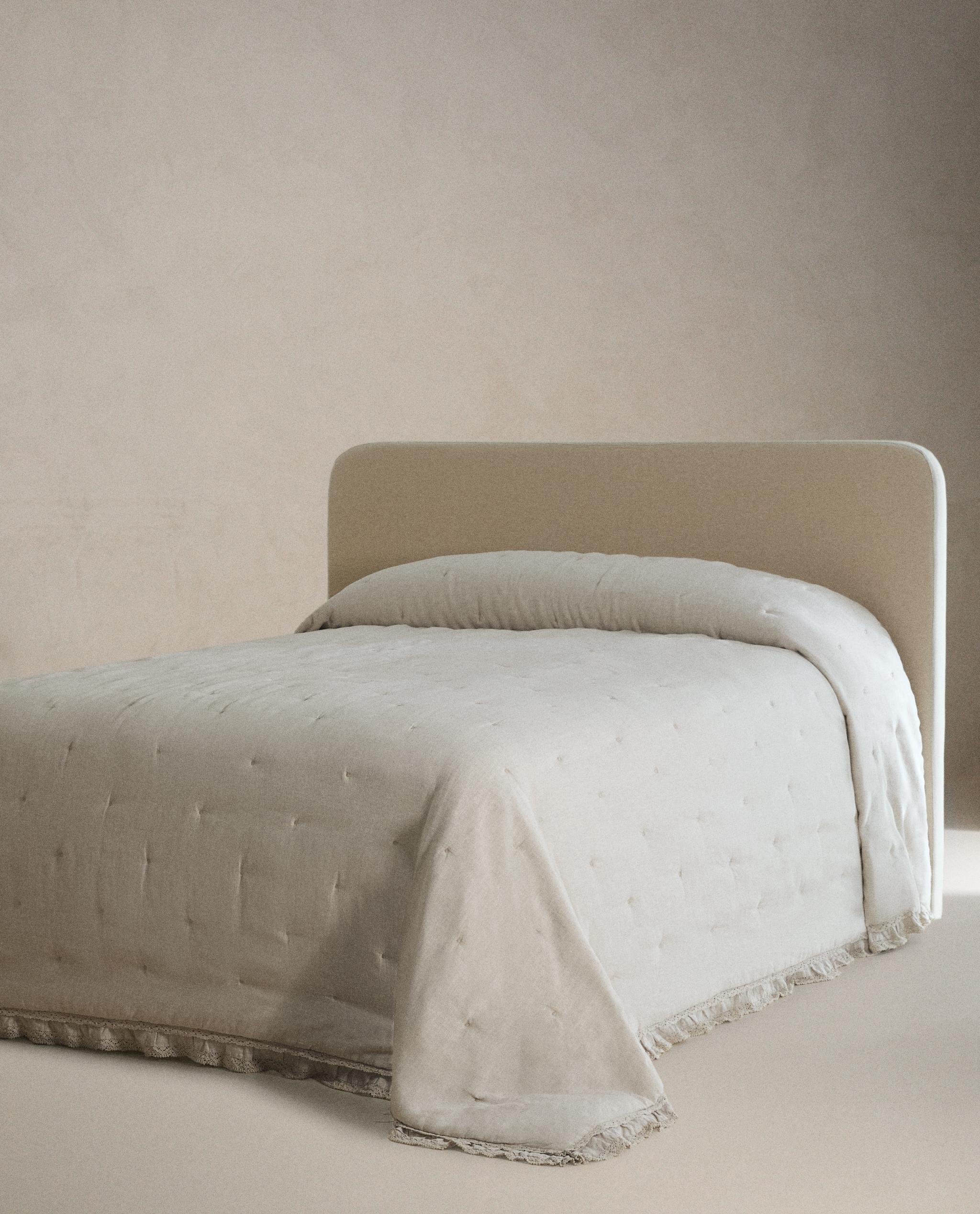 LINEN QUILTED BEDSPREAD WITH LACE TRIM