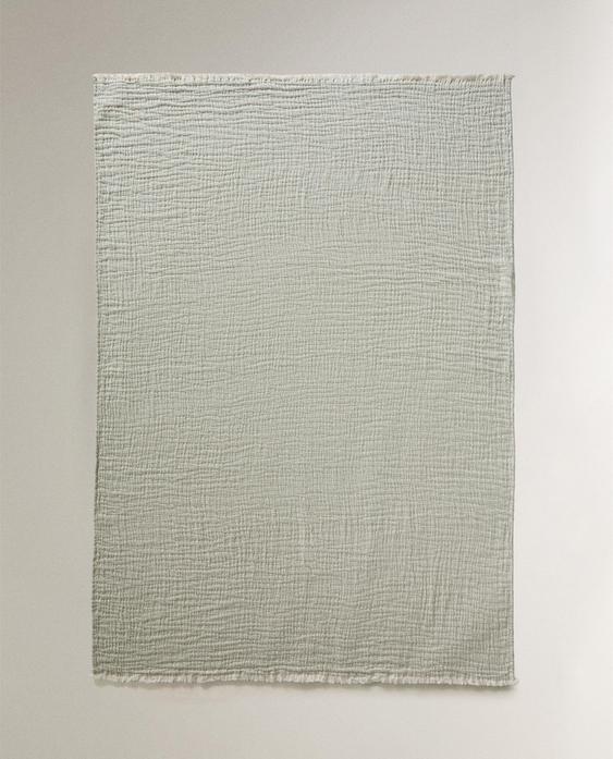 KOHOTEKSTURILLA VARUSTETTU JAKARDIVILTTI