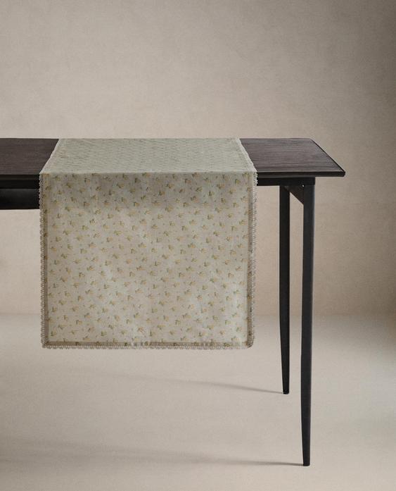 NAMIZNI TEKAČ S ČIPKASTIM ROBOM IN CVETLICAMI