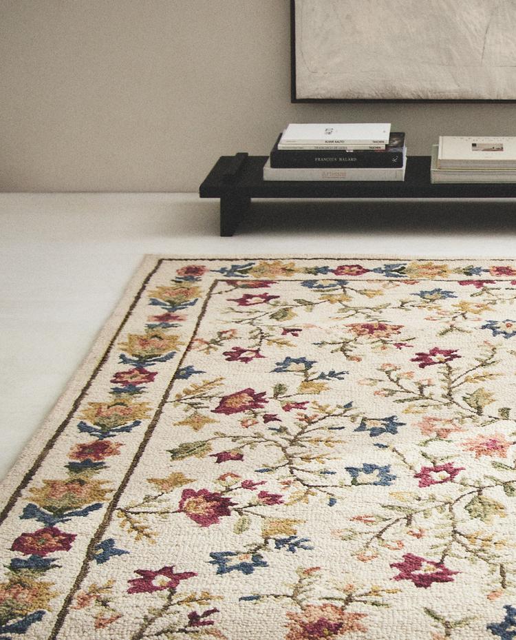 WEŁNIANY DYWAN W KWIATY