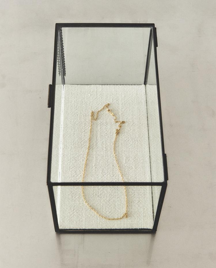 ROTASLIETU KASTĪTE AR MELNU METĀLA APMALI