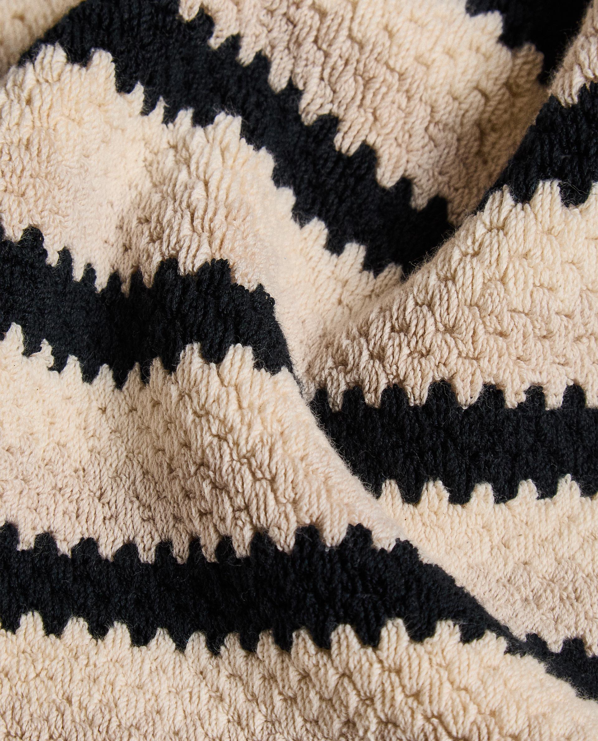 GEOMETRIC JACQUARD BATH MAT product thumbnail 8