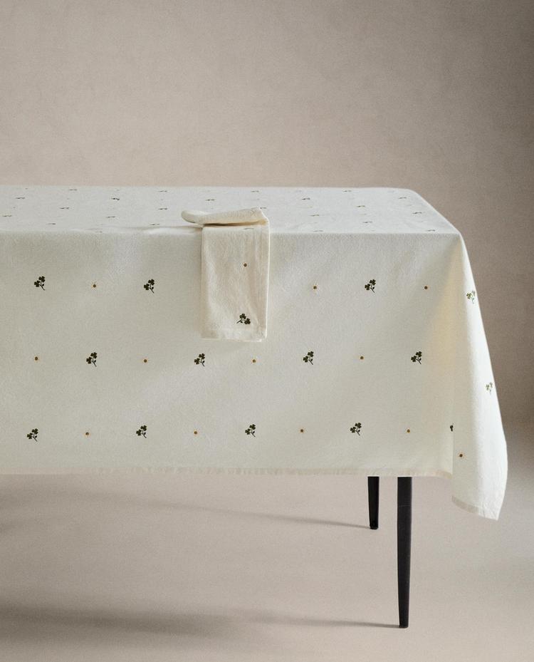 MANTEL BORDADOS TRÉBOL Y MARGARITA