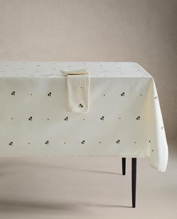 EMBROIDERED CLOVER AND DAISY TABLECLOTH EMBROIDERED CLOVER AND DAISY TABLECLOTH