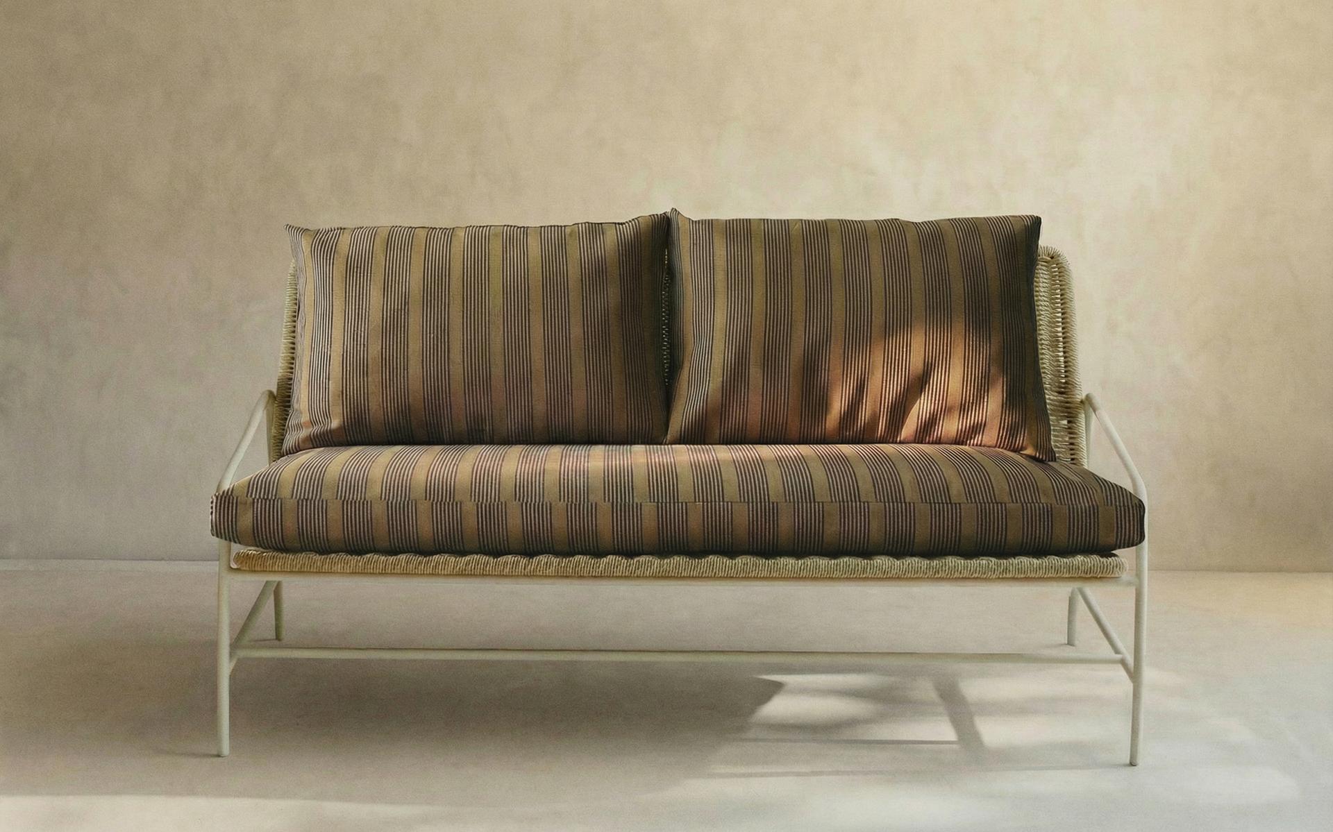 BANQUETTE EXTÉRIEURE ET COUSSINS RAYÉS BANQUETTE EXTÉRIEURE ET COUSSINS RAYÉS