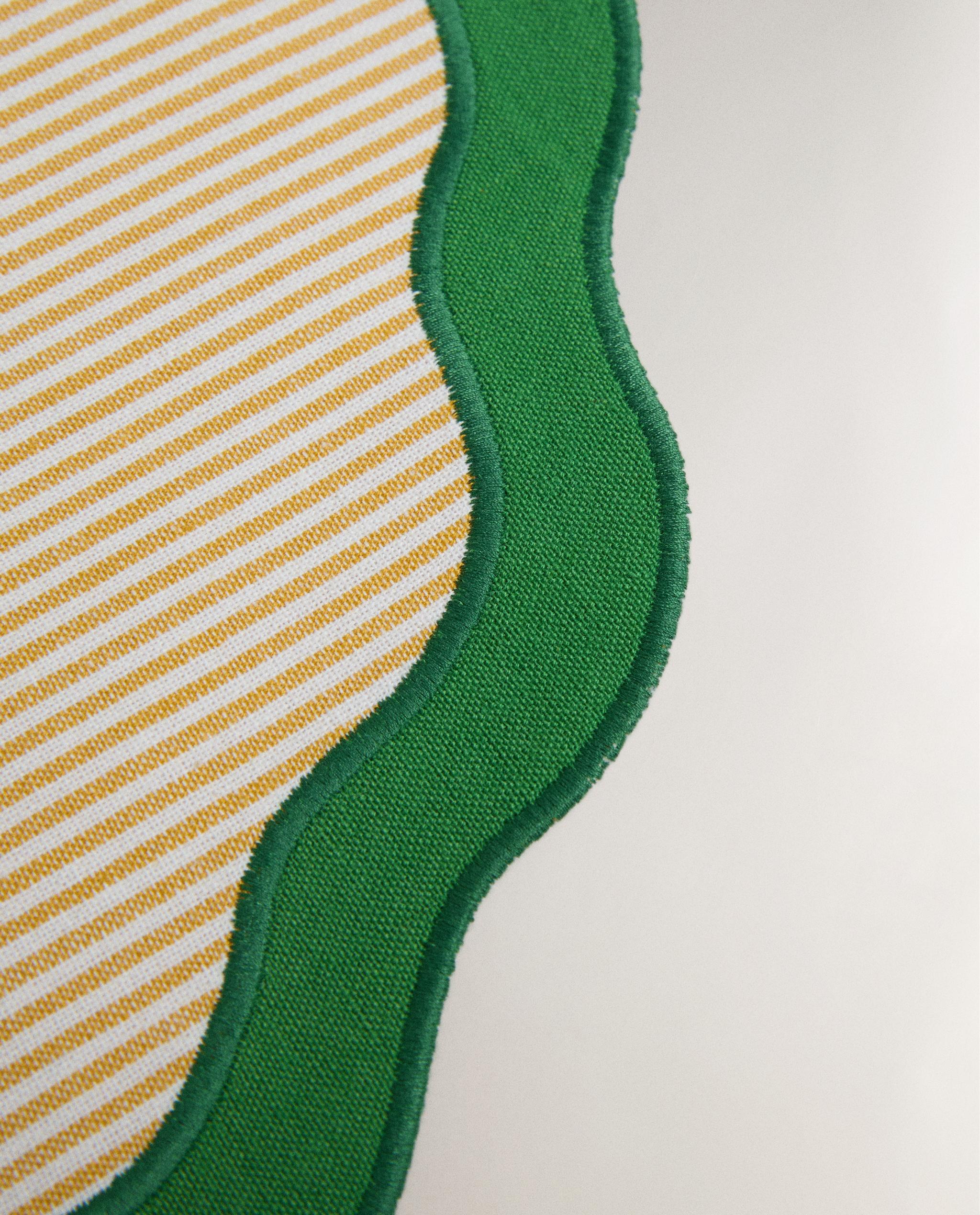 STRIPED PLACEMAT WITH SCALLOPED EDGE product thumbnail 5