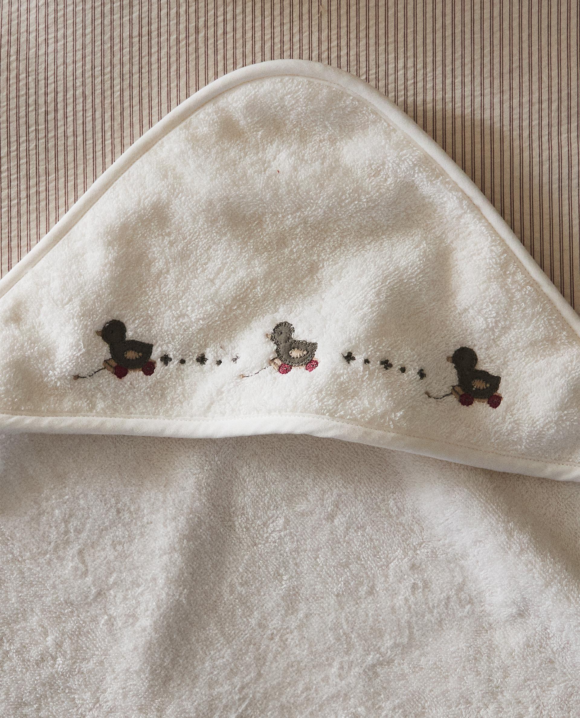 HOODED BABY TOWEL WITH DUCKLING APPLIQUÉS