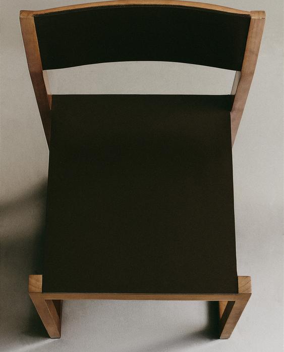 LEATHER CHAIR WITH WOODEN STRUCTURE