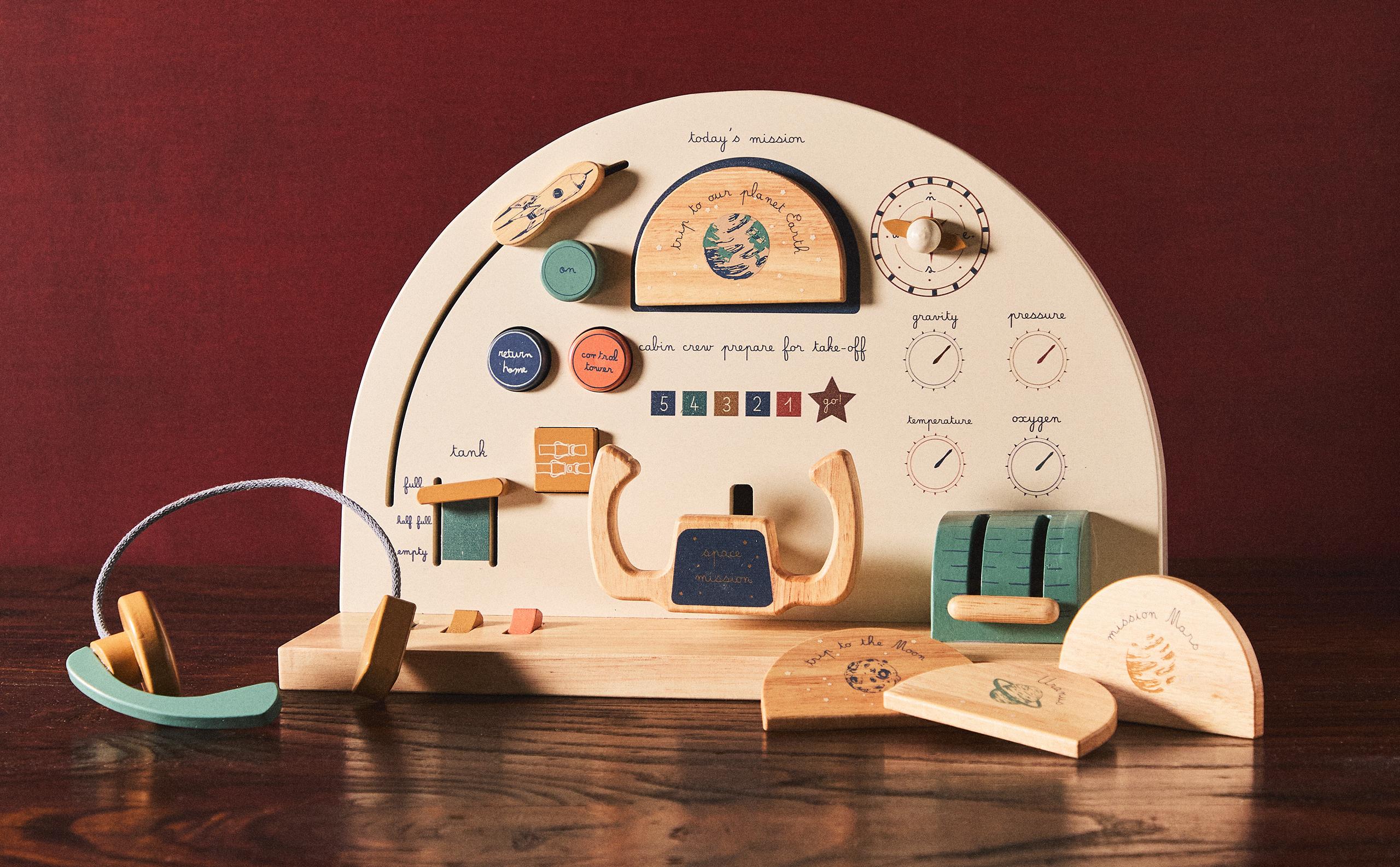 CHILDREN'S ASTRONAUT CABIN TOY