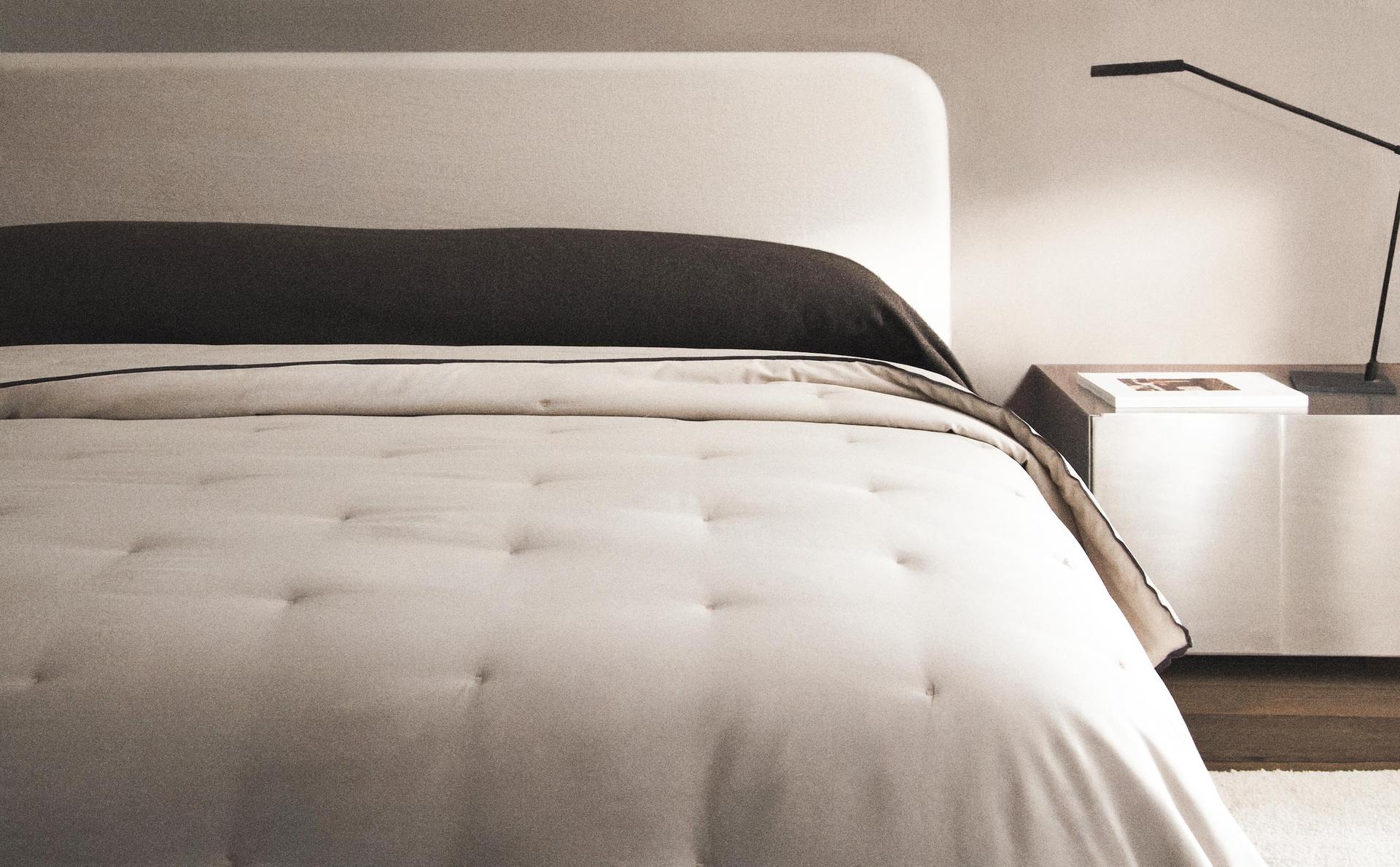 DOTTED SATEEN LINEN QUILTED BEDSPREAD DOTTED SATEEN LINEN QUILTED BEDSPREAD