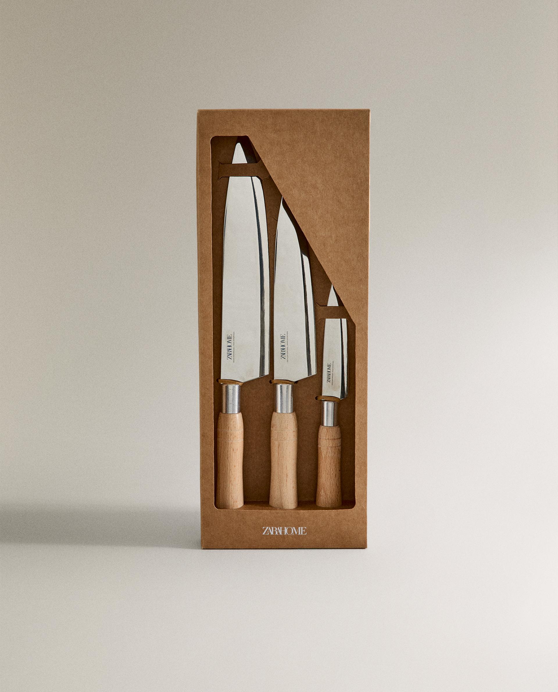 SET OF KNIVES WITH WOODEN HANDLES