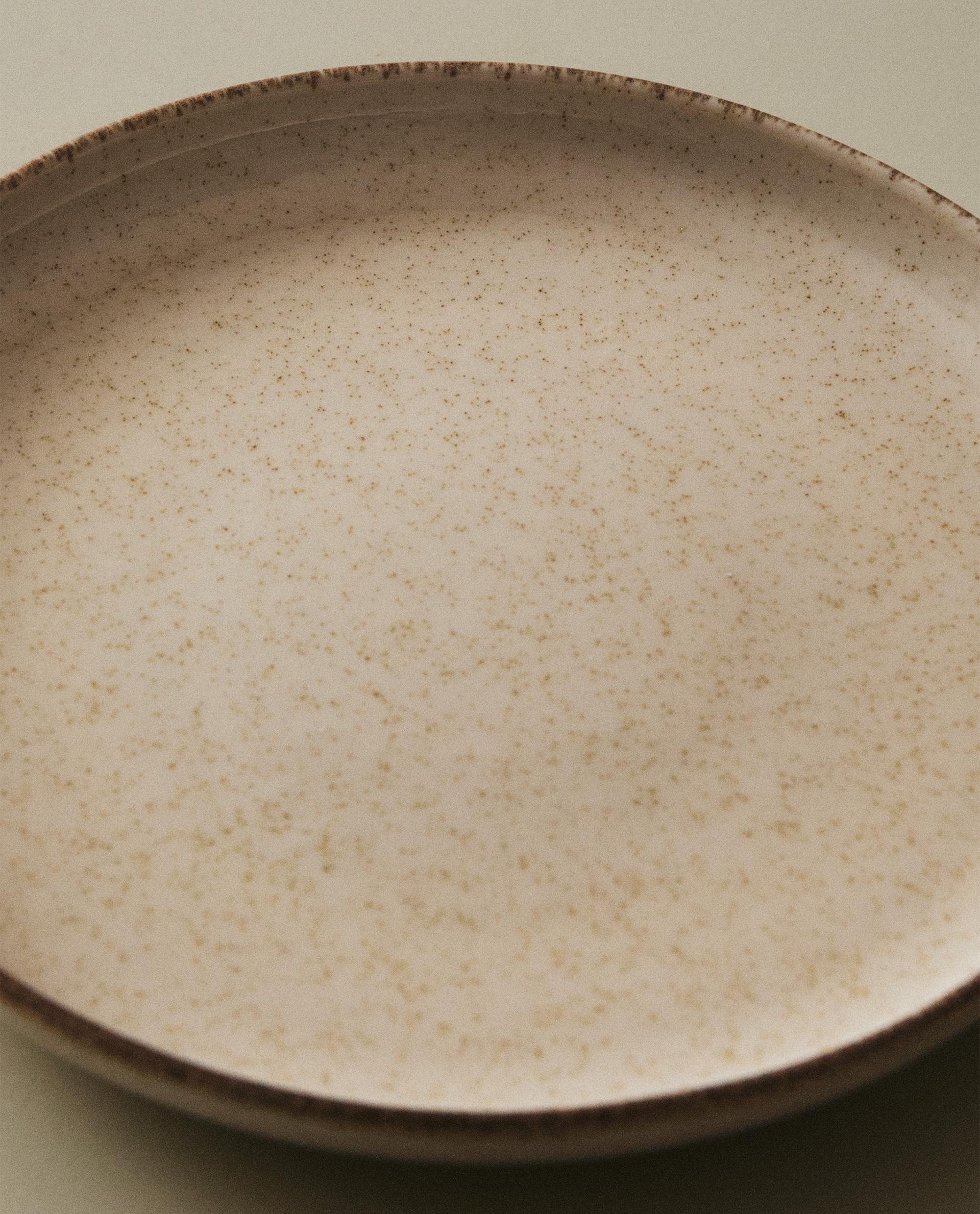 PORCELAIN DESSERT PLATE WITH ANTIQUE FINISH RIM