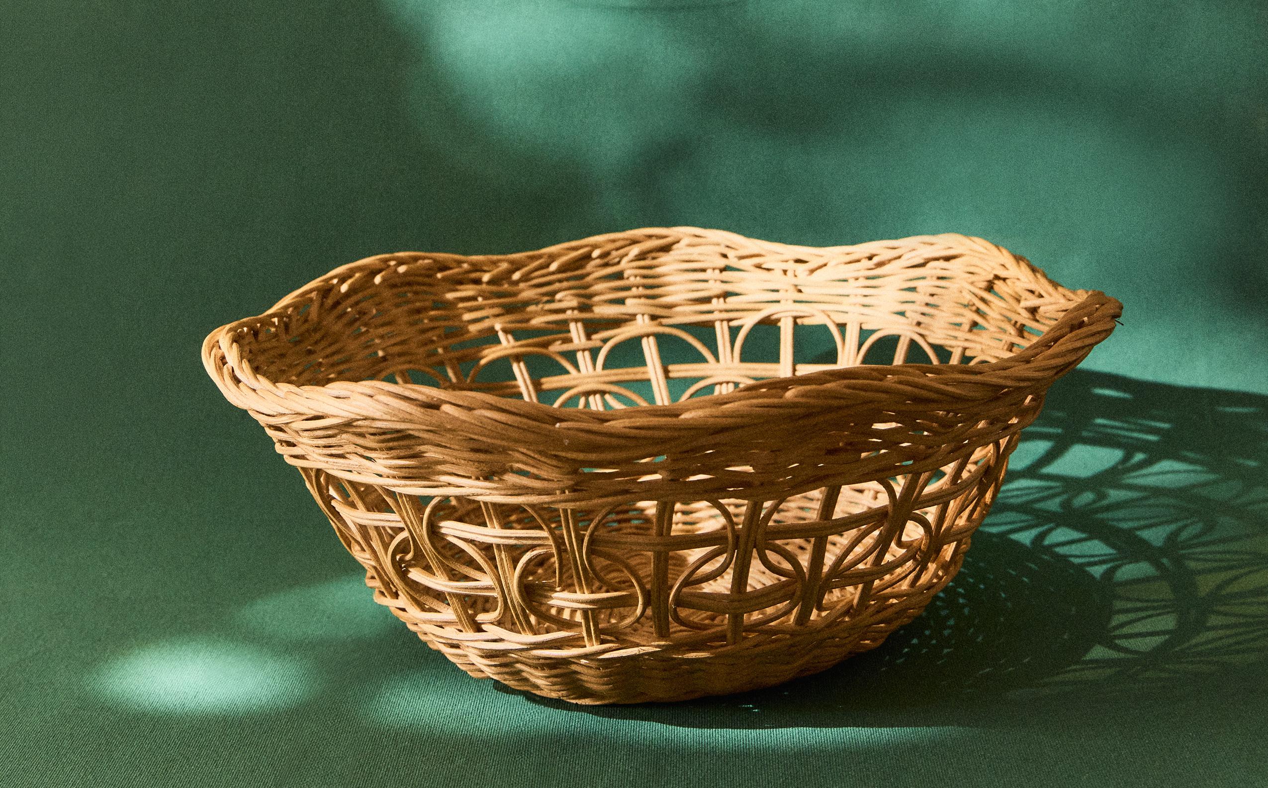 RATTAN HAMPER WITH A SCALLOPED EDGE