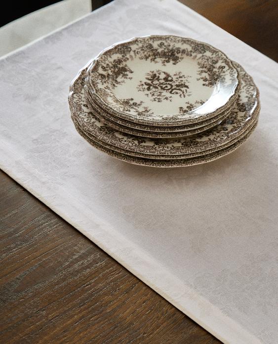 غطاء طاولة جاكار مزين بالبورد