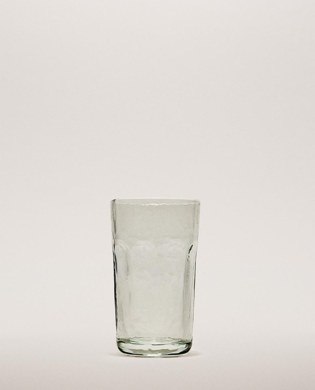 כוס מזכוכית עם עיצוב מובלט