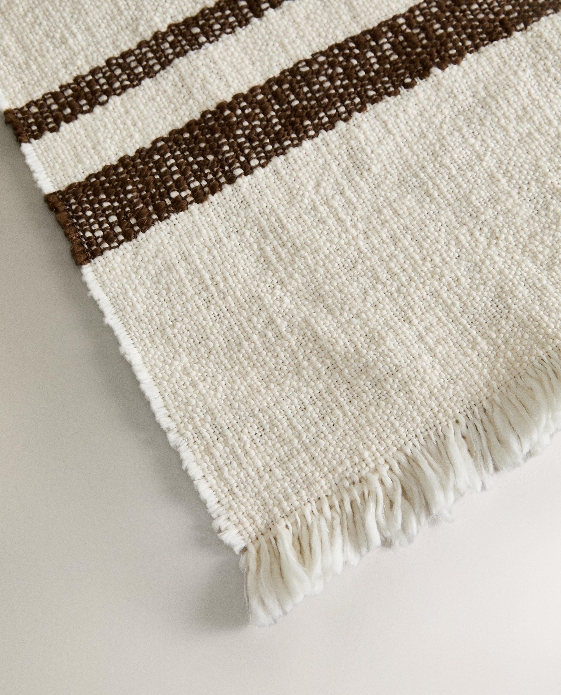 STRIPED THROW