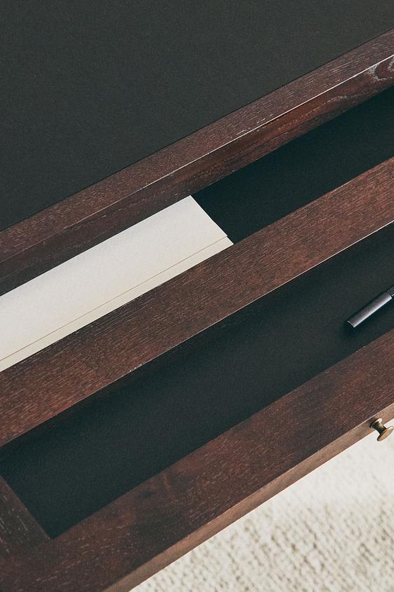 مكتب من الخشب والجلد مكتب من الخشب والجلد