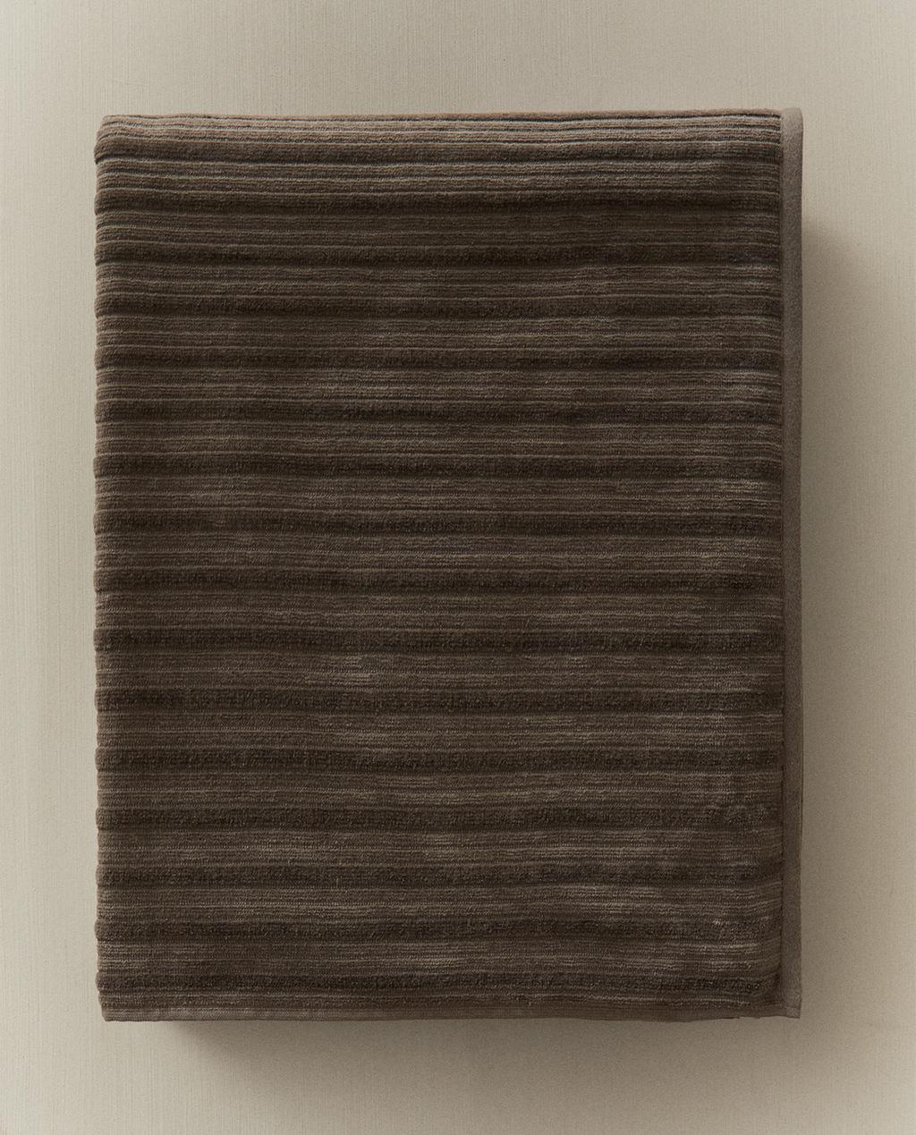 TEXTURED STRIPED VELOUR BATH TOWEL