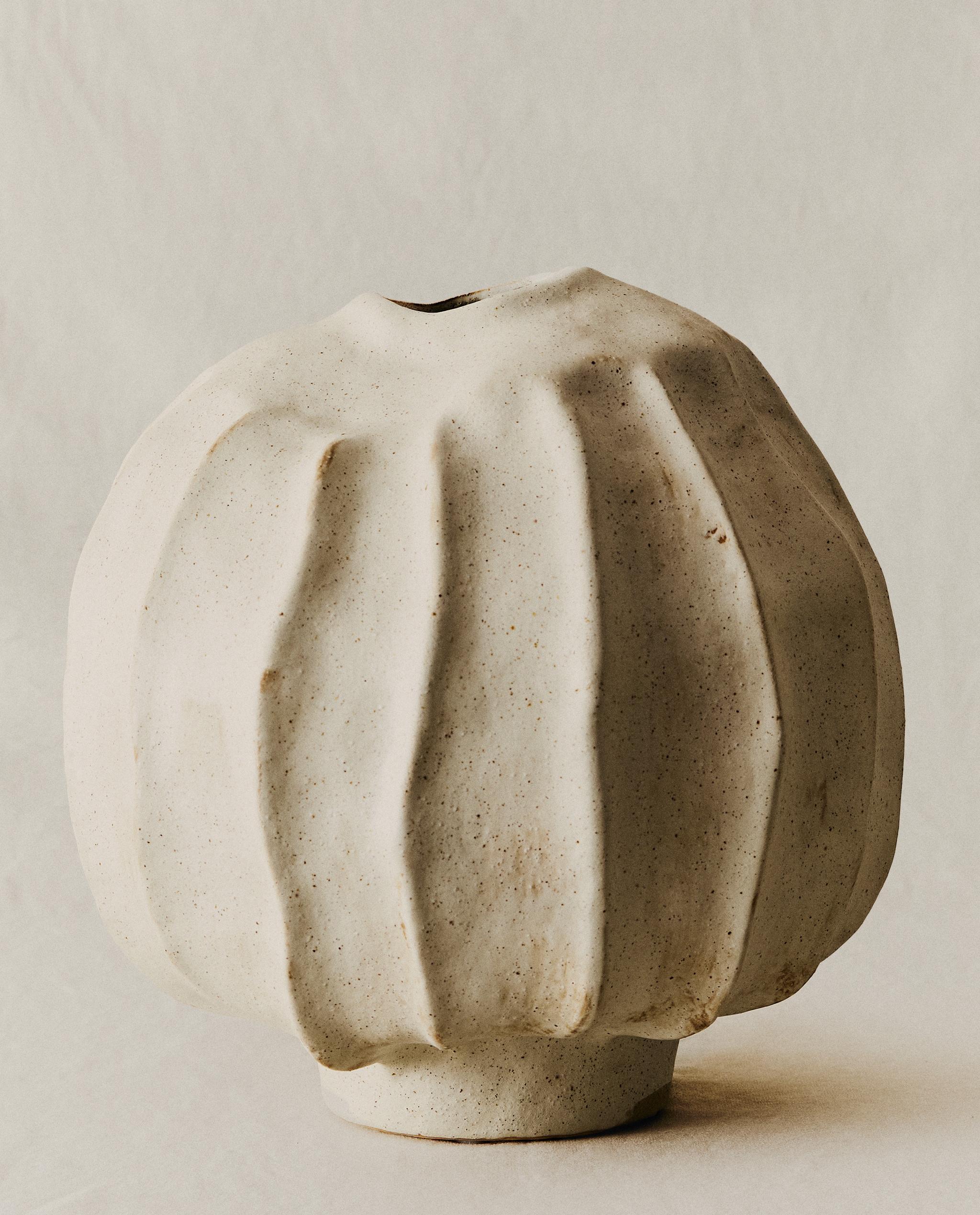 DECORATIVE ROUND CERAMIC VASE product thumbnail 7