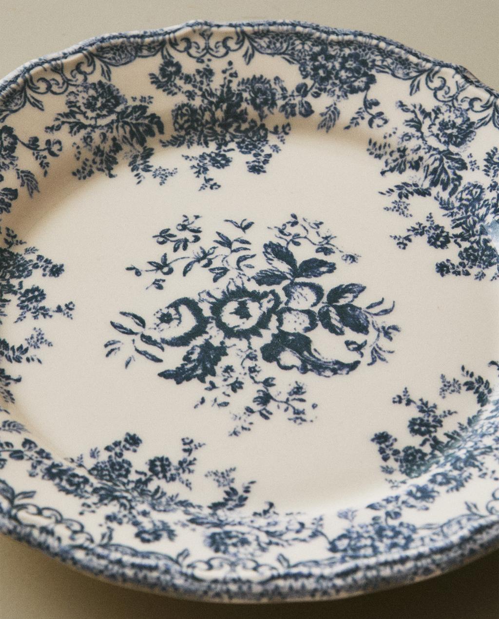 طبق للتحلية من الخزف مزين بالأزهار