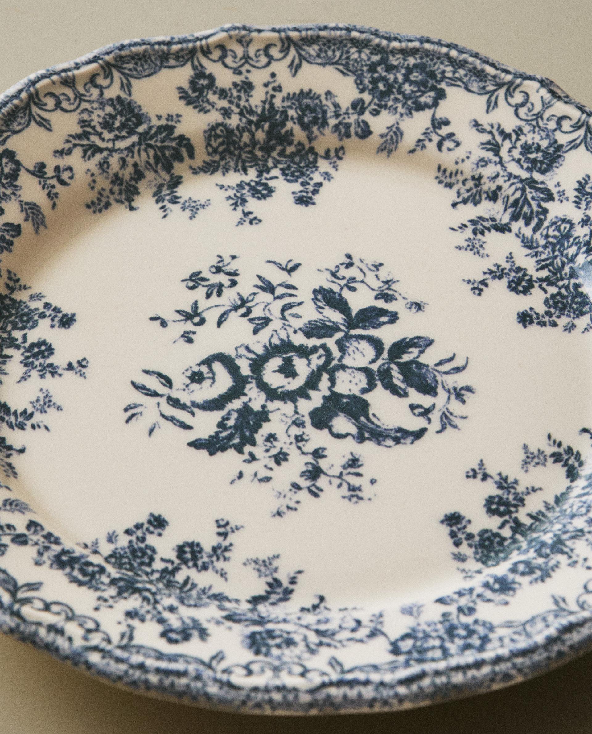 طبق للتحلية من الخزف مزين بالأزهار طبق للتحلية من الخزف مزين بالأزهار