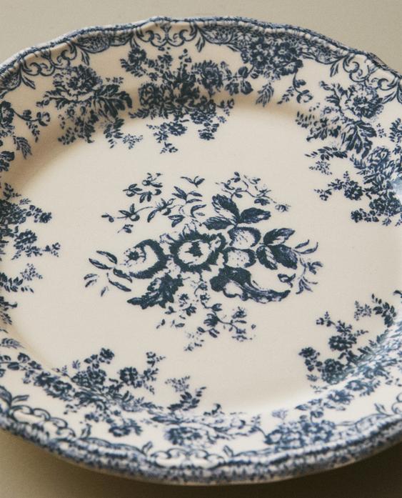 طبق للتحلية من الخزف مزين بالأزهار طبق للتحلية من الخزف مزين بالأزهار