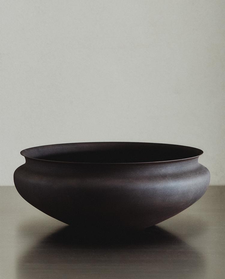 أصيص معدني منخفض