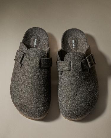 BUCKLED FELT MULE CLOG SLIPPERS