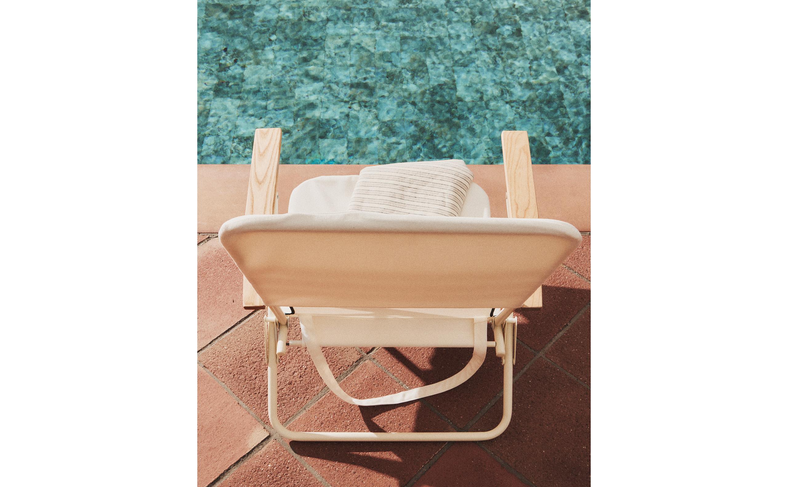 FOLDING BEACH CHAIR WITH WOODEN ARM RESTS