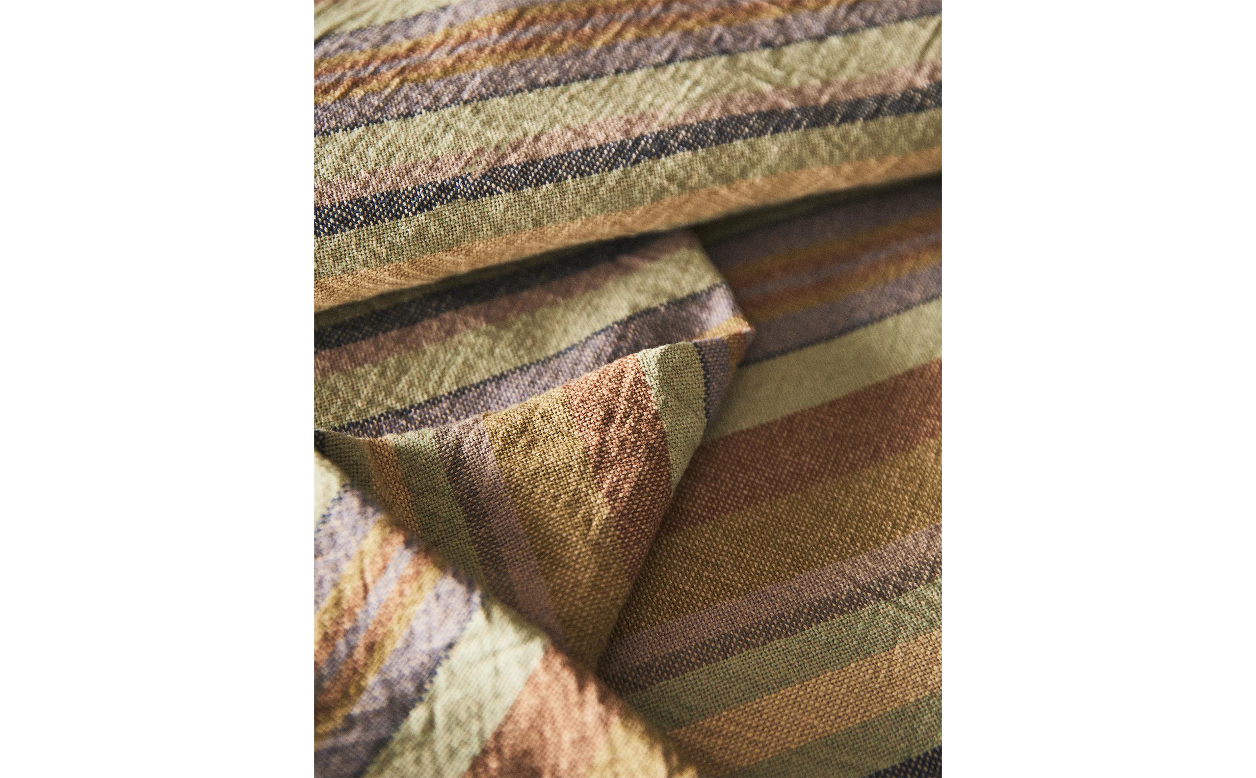 STRIPED THROW