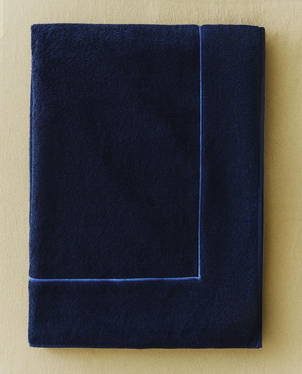 منشفة شاطئ بإطار سادة