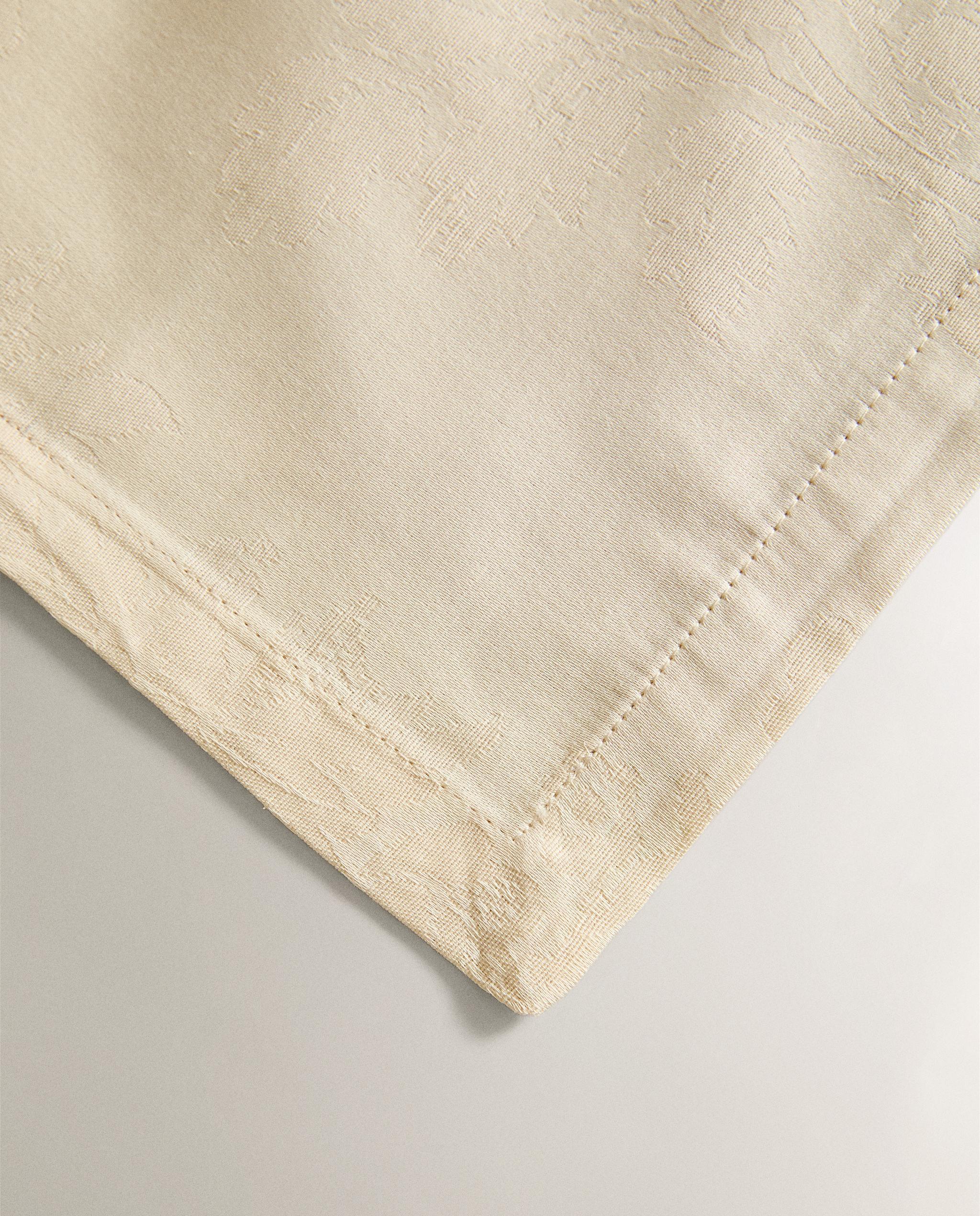 SET OF JACQUARD NAPKINS WITH ROSES (SET OF 2) product thumbnail 3