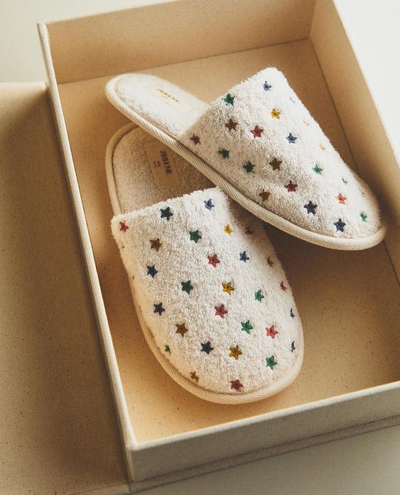 CHINELO TIPO MULES EM TOALHA DE CASA DE BANHO COM ESTRELAS